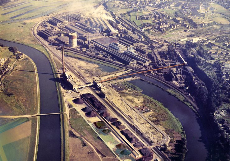 Das alte und neue Flussbett der Ruhr. Foto: Aero-Lux Büscher & Co. KG, Frankfurt am Main, nach 1961. Quelle: thyssenkrupp Corporate Archives, Duisburg